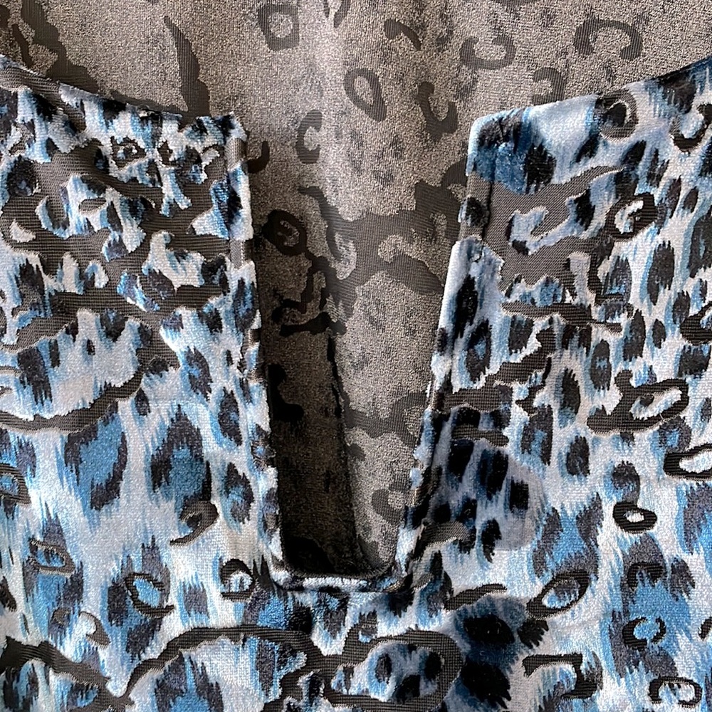 💜 7 for $15 💜 wire crop top blue leopard - Picture 4 of 6